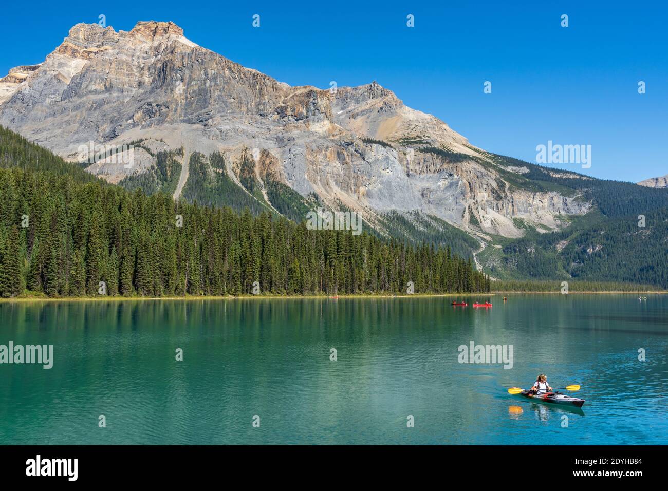 Kanufahren auf Emerald Lake im Sommer sonnigen Tag. Touristen genießen Freizeit Wasseraktivitäten auf türkisfarbenen See im Yoho Nationalpark, Kanadische Rockies Stockfoto