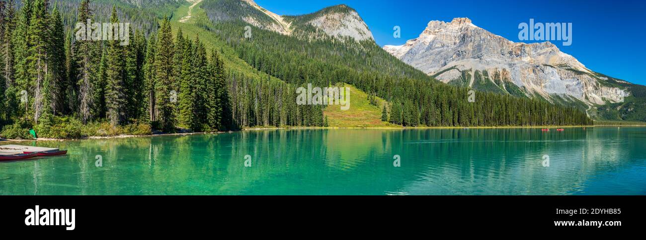 Emerald Lake im Sommer sonniger Tag mit Michael Peak Mountain im Hintergrund. Yoho Nationalpark, Kanadische Rockies, British Columbia, Kanada. Stockfoto