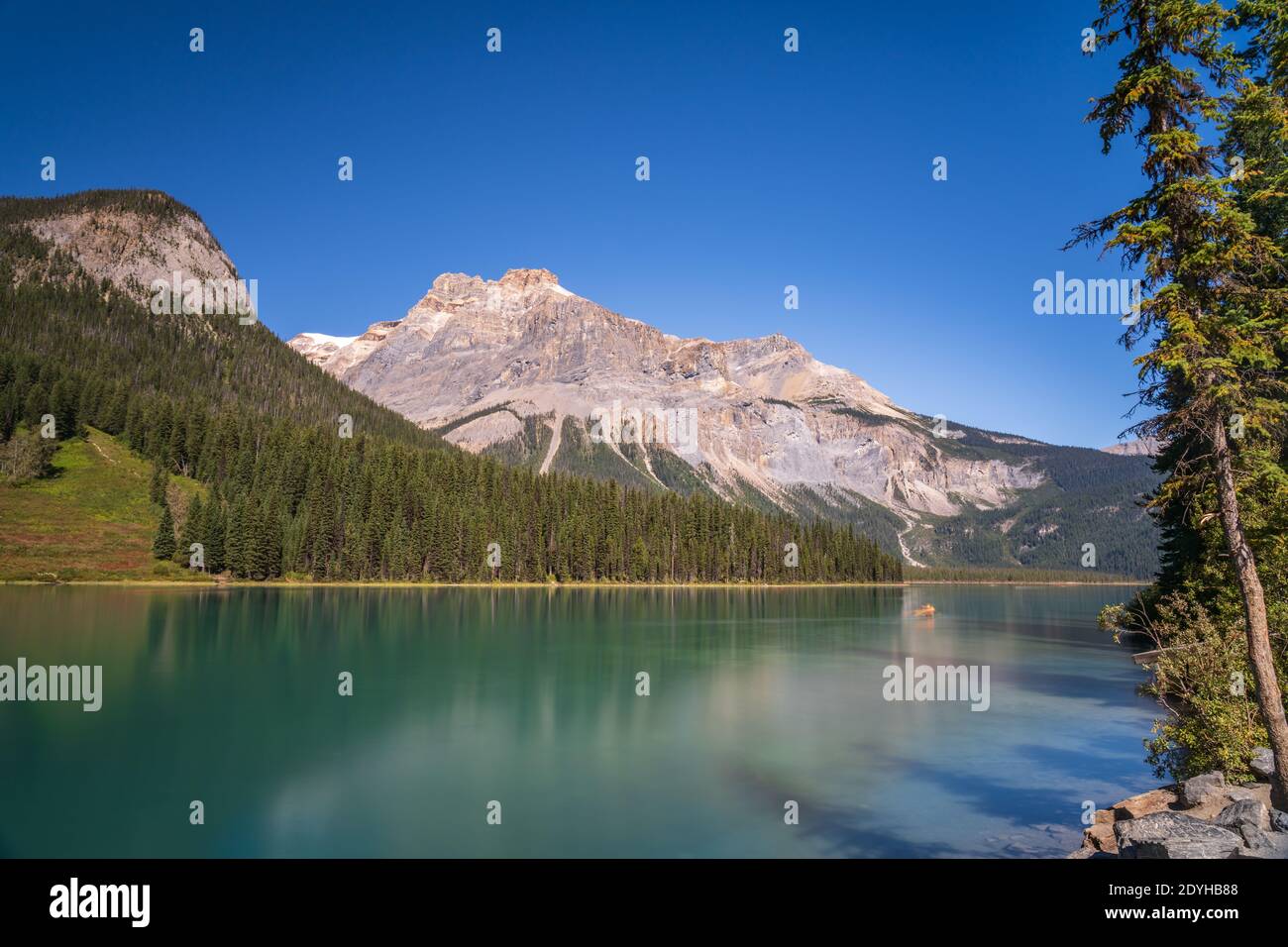 Emerald Lake im Sommer sonniger Tag mit Michael Peak Mountain im Hintergrund. Yoho Nationalpark, Kanadische Rockies, British Columbia, Kanada. Stockfoto