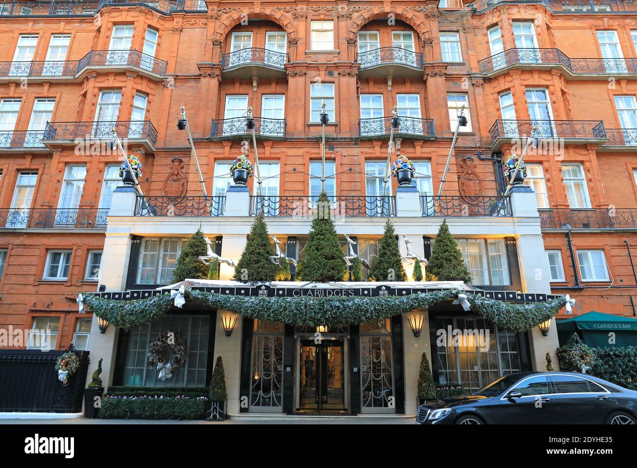 Claridges 5-Sterne-Luxushotel in Mayfair zu Weihnachten 2020, geschlossen für reguläre Buchungen gemäß Tier 4 Coronavirus-Einschränkungen, in London, Großbritannien Stockfoto