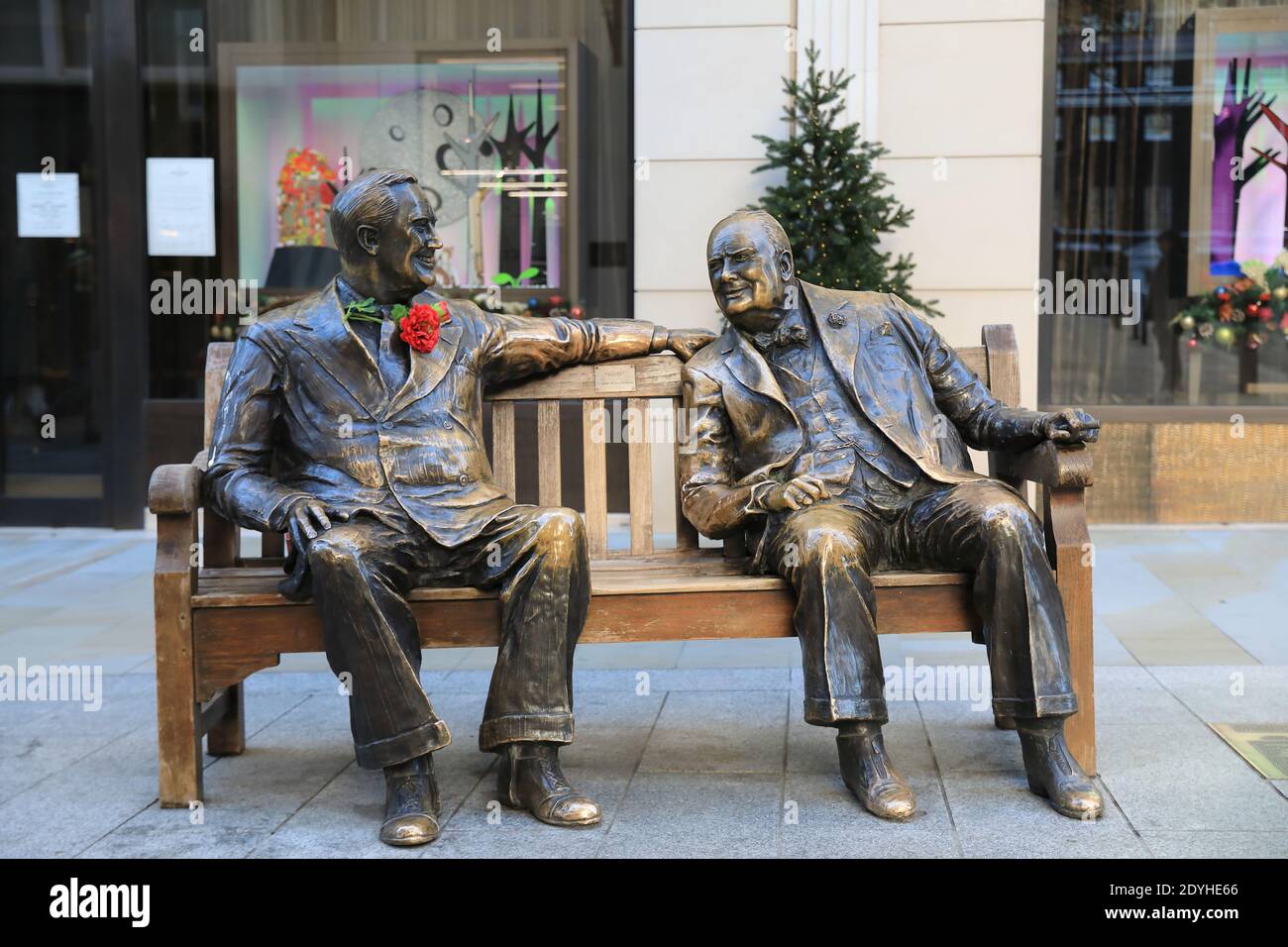 Bronzestatuen der 'Alliierten', Premierminister Winston Churchill und Präsident Roosevelt aus dem Krieg, enthüllt von Prinzessin Margaret am 2. Mai 1995, zum Gedenken an 50 Jahre Frieden, in der New Bond Street in Mayfair, London, Großbritannien Stockfoto