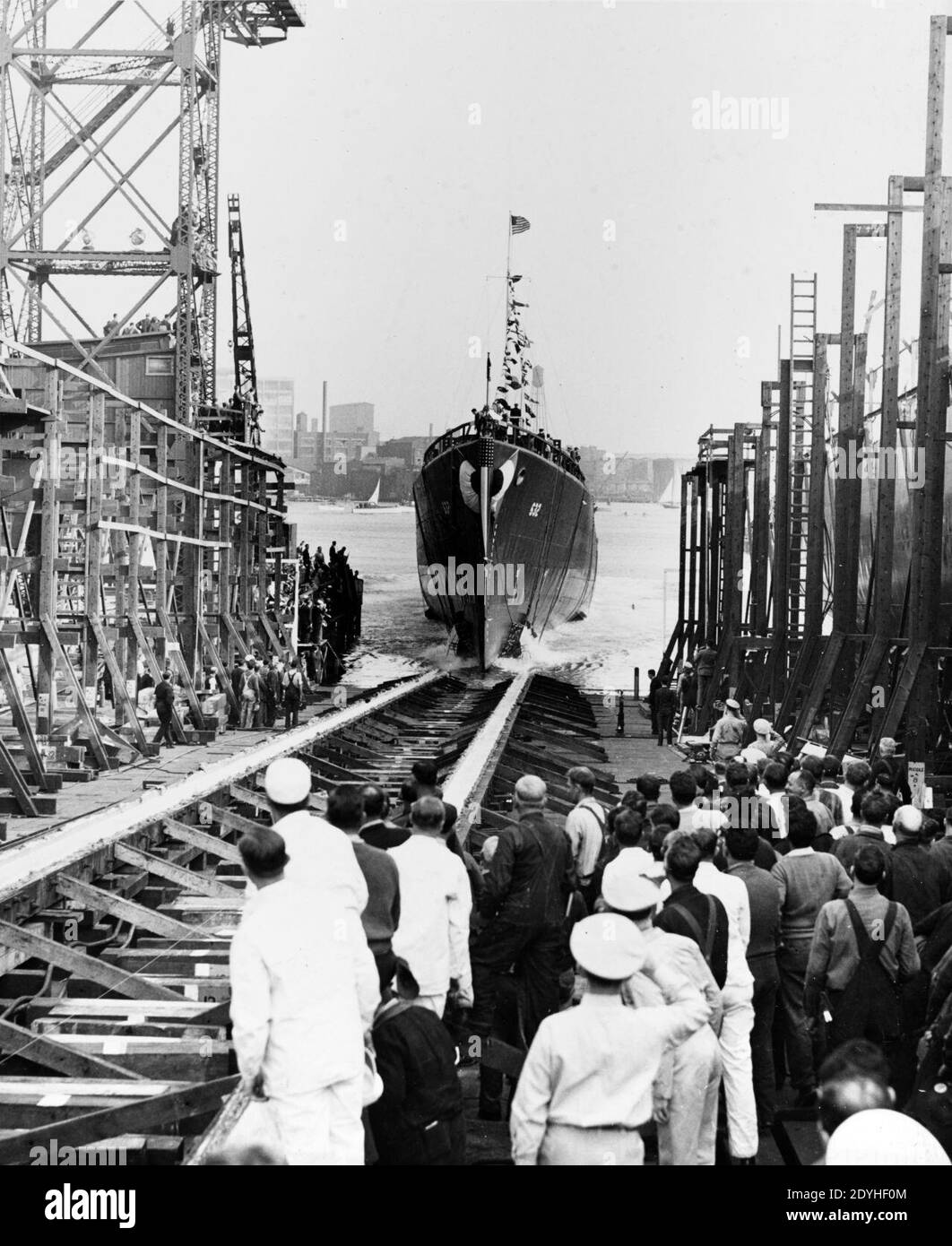 Start der USS Cowie (DD-632) auf der Boston Navy Yard am 27. September 1941. Stockfoto