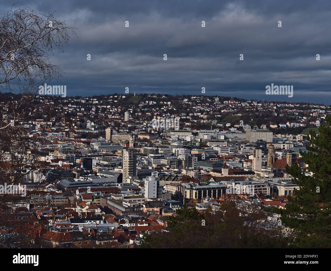 Schöne Luftpanorama auf die dicht besiedelte Innenstadt von Stuttgart mit Kirche Stiftskirche, Rathaus und Turm Bismarckturm. Stockfoto