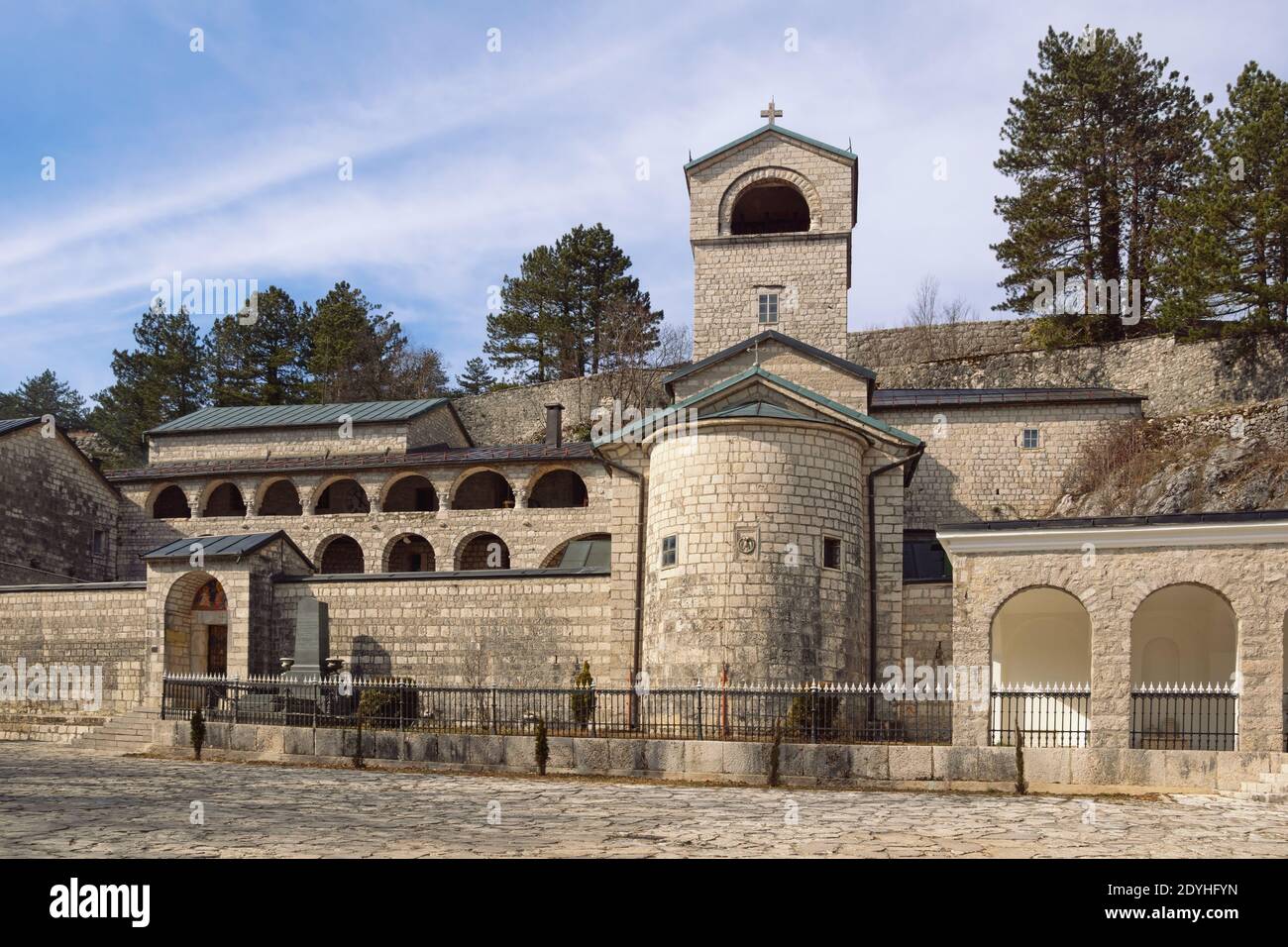Religiöse Architektur. Blick auf das alte Kloster Cetinje am Wintertag. Montenegro, Cetinje Stadt Stockfoto