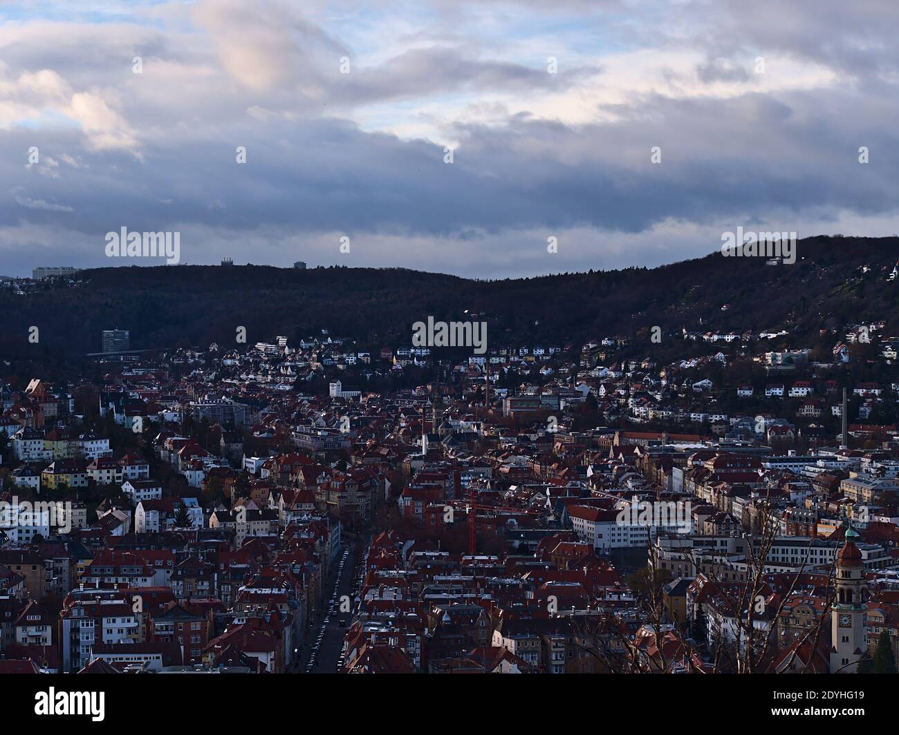 Luftpanorama über den dichten südlichen Stadtteil der Stuttgarter Innenstadt in einem Tal (sog. Kessel) umgeben von Hügeln mit Wäldern. Stockfoto