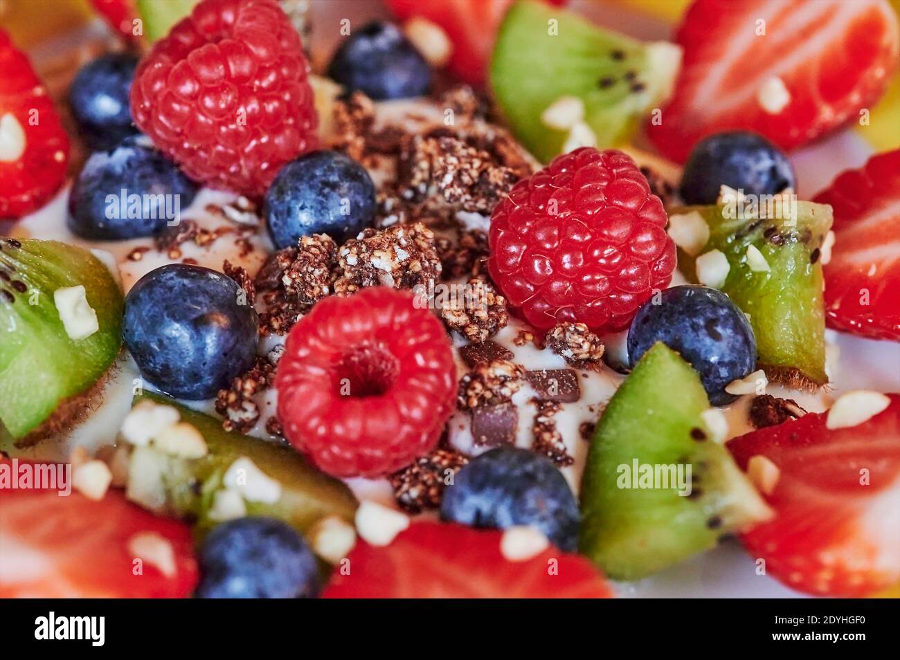 Verschiedene und bunte Früchte als gesunder und veganer Snack. Stockfoto