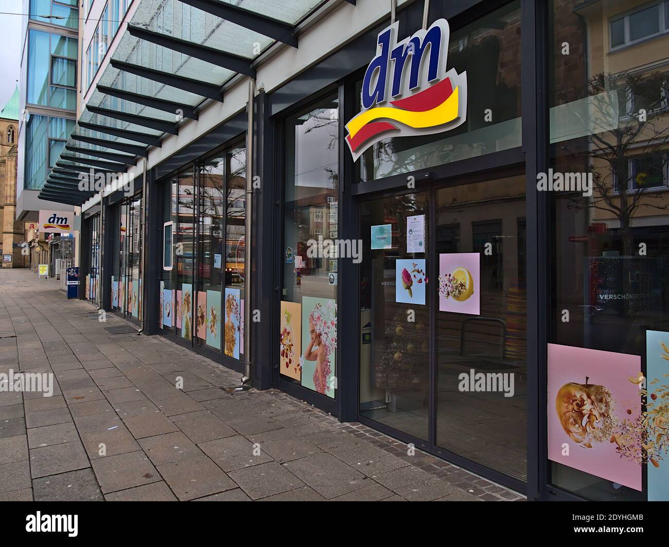 Geschlossener Drogeriemarkt der Handelskette DM-Drogerie Markt in Einkaufsstraße und Fußgängerzone Kaiserstraße im historischen Zentrum mit Firmenlogo. Stockfoto