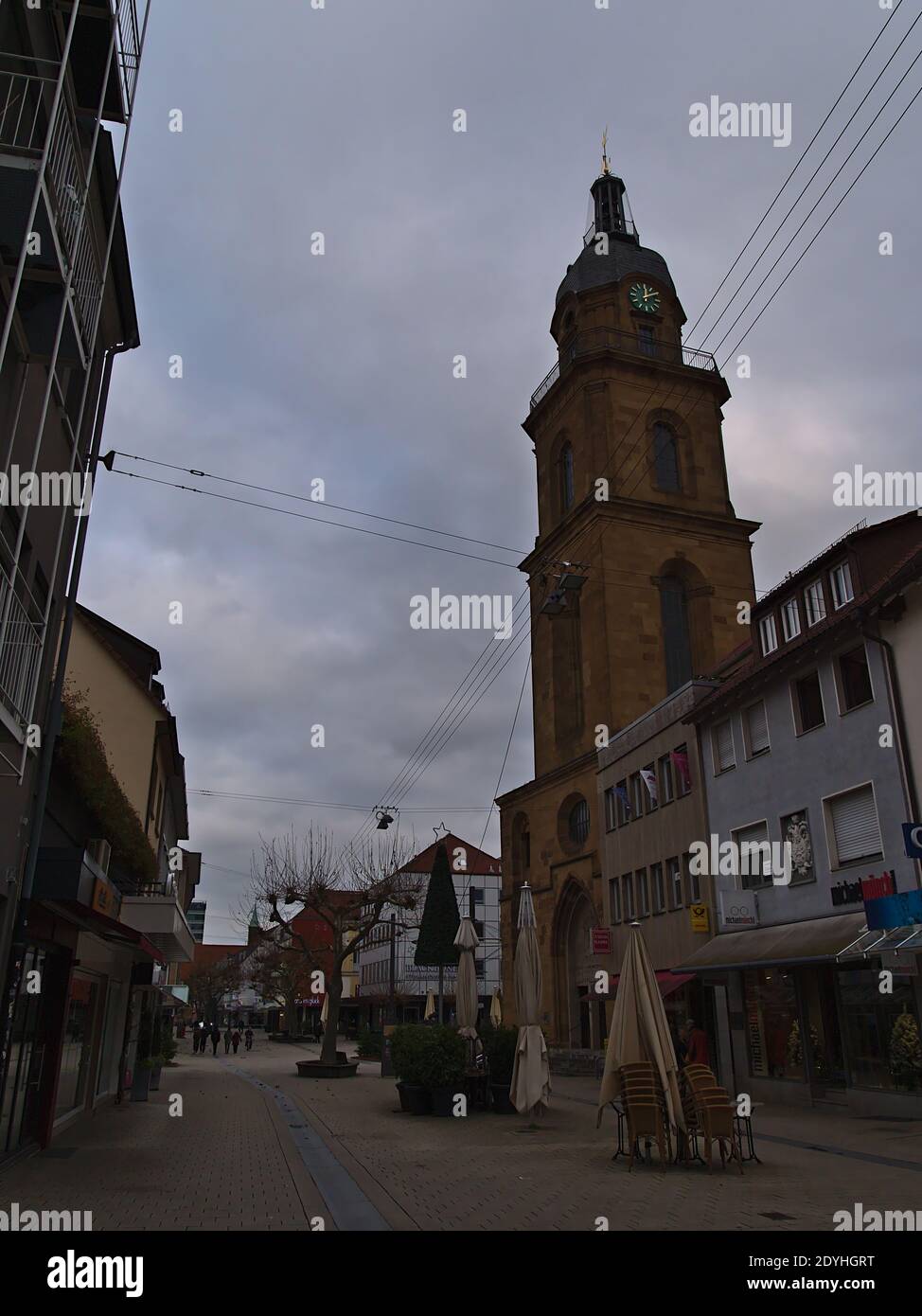 Einkaufsstraße und Fußgängerzone Sülmerstraße im Zentrum von Heilbronn mit historischem Turm Hafenmarktturm und geschlossenen Geschäften am bewölkten Wintertag. Stockfoto