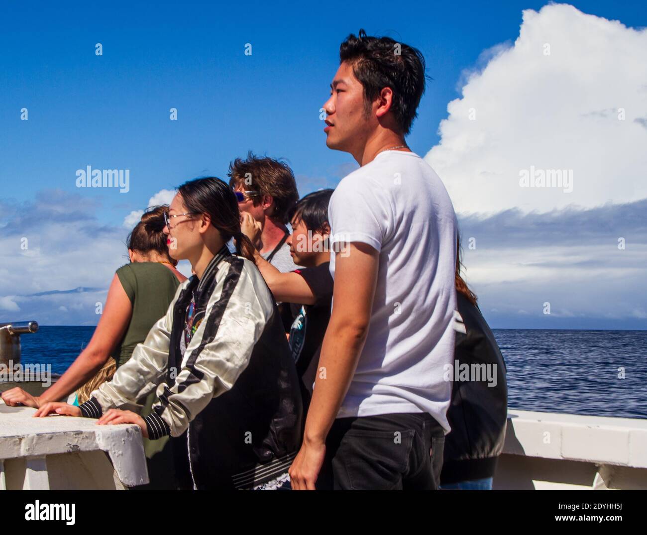 Asiaten auf Whale Watching Boot in der Nähe von Lahaina, Maui, Hawaii, USA, an einem sonnigen Tag. Stockfoto