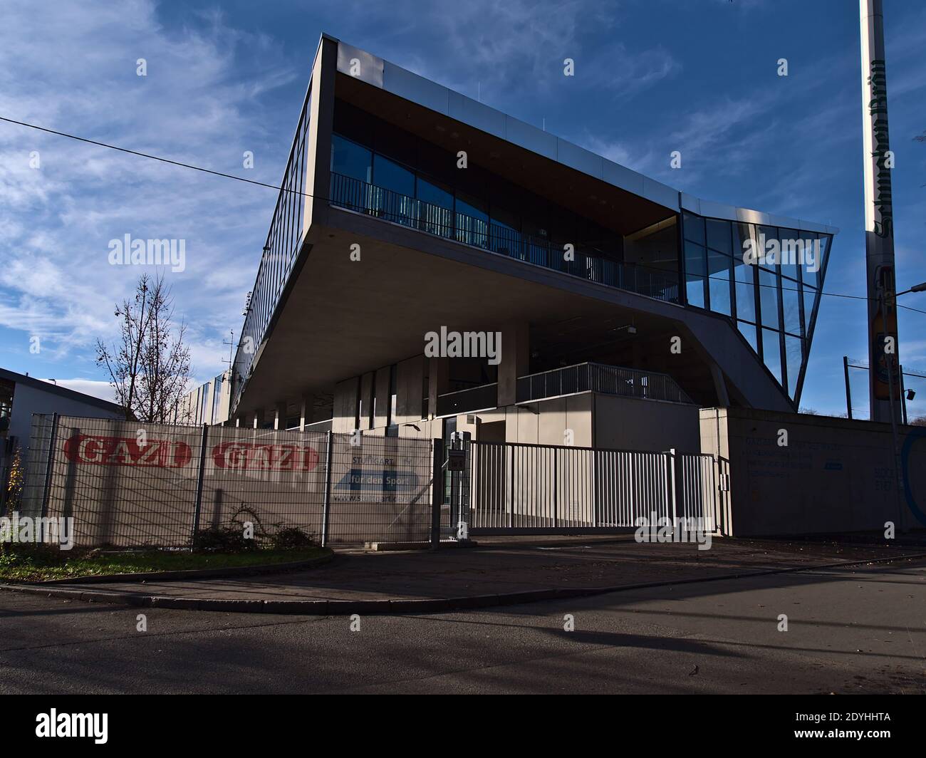 Hauptstand des Fußballstadions 'Gazi-Stadion auf der Waldau', Heimat des Fußballvereins Stuttgarter Kickers, aus Beton mit Glasfassade auf sonnig gebaut. Stockfoto