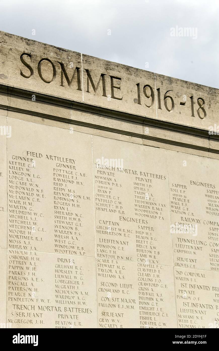 An einer Wand sind Namen australischer Soldaten des 1. Weltkrieges aufgeführt, die kein Grab am Australian National Memorial, Villers-Bretonneux, Somme, Frankreich, kennen. Stockfoto