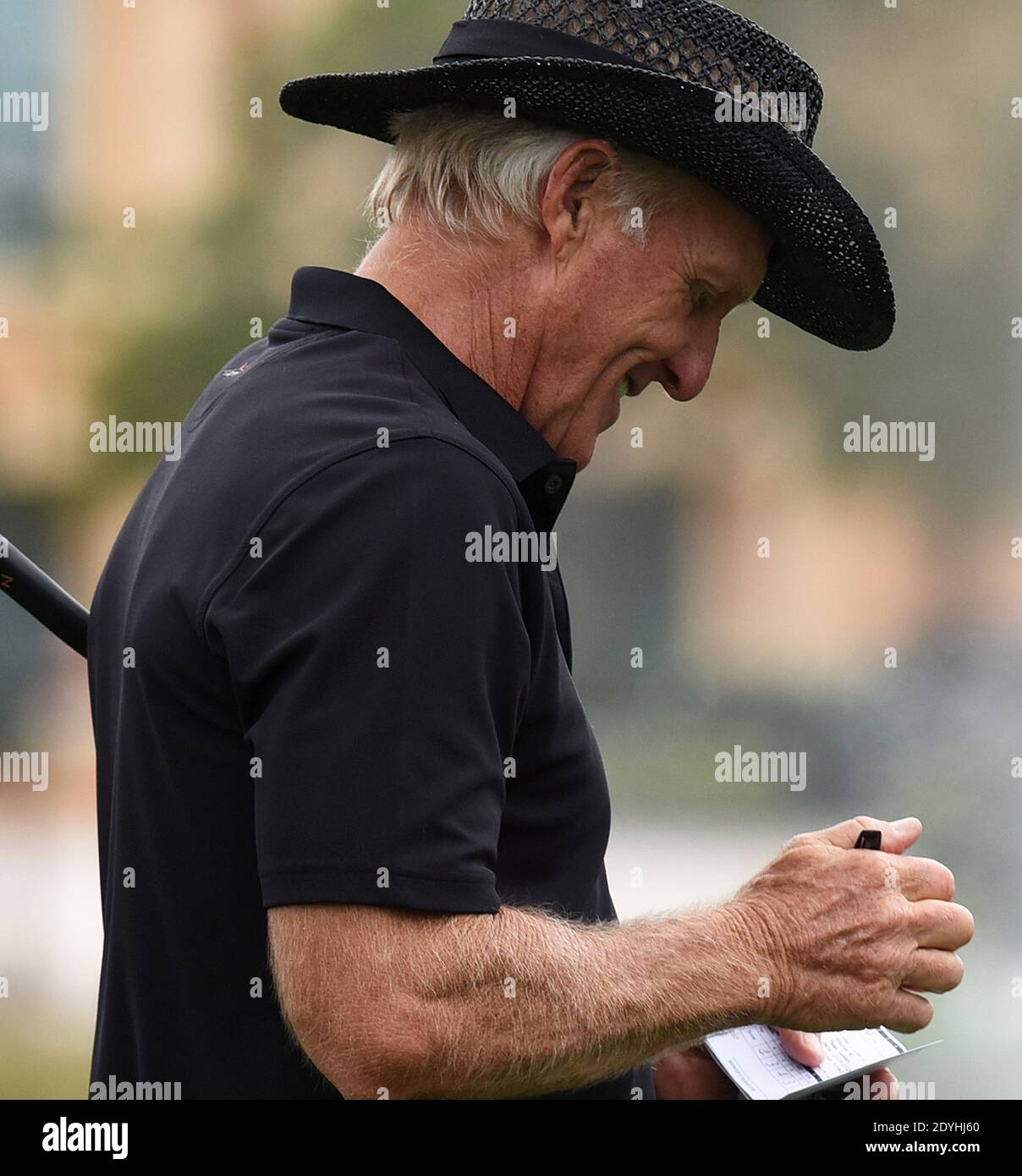 Der Australier Greg Norman füllt seine Scorecard aus, nachdem er die Endrunde beim PNC Championship-Golfturnier im Ritz-Carlton Golf Club beendet hat. Am Weihnachtstag postete Norman ein Foto auf Instagram von einem Krankenhausbett, wo er wegen COVID-19-Symptomen behandelt wurde. Normans Sohn hat auch ein Foto auf Instagram gepostet, auf dem er und seine Verlobte auf den COVID-19-Virus getestet haben. Stockfoto