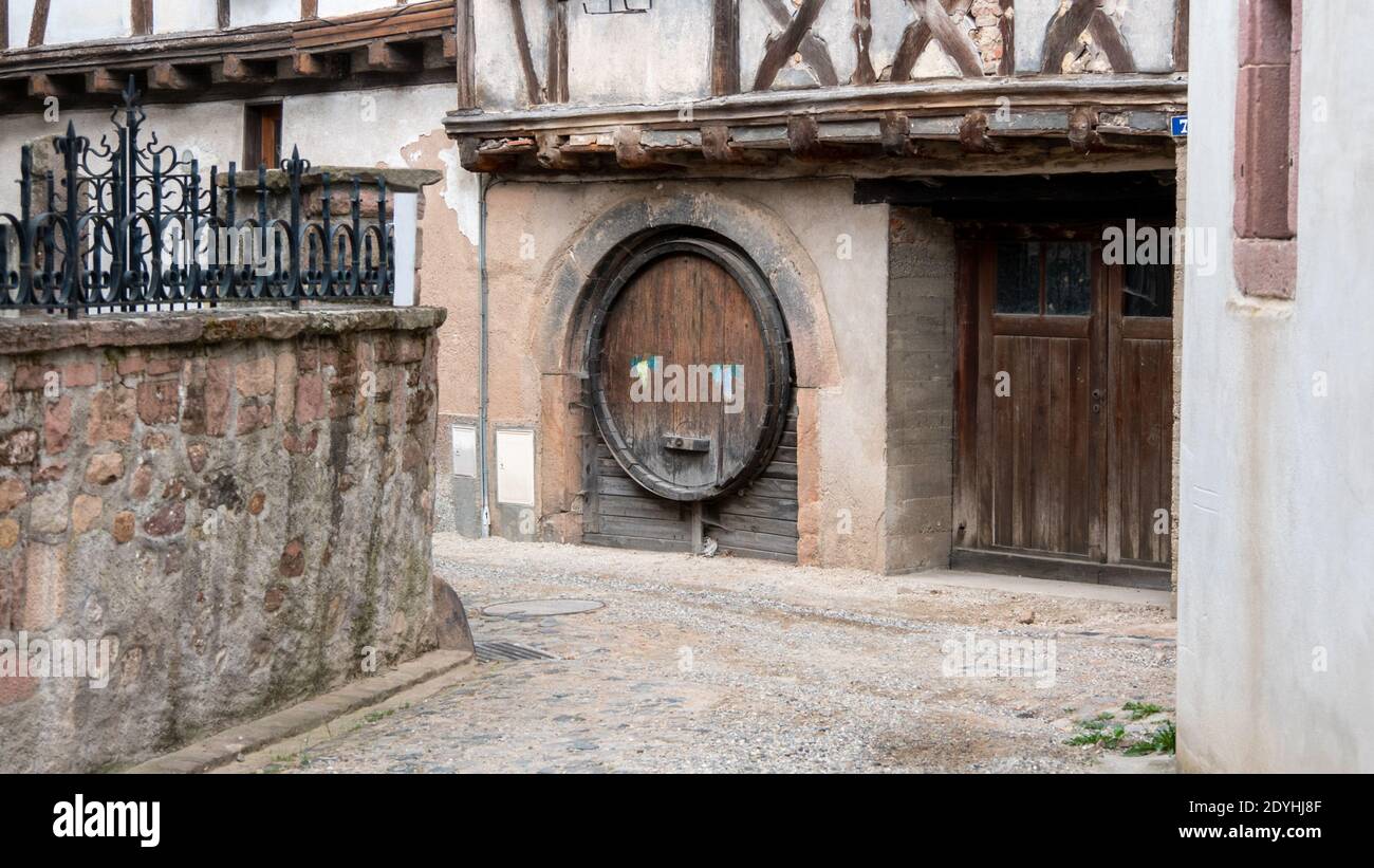 Blick auf die Gebäude eines alten Weindorfes Stockfoto