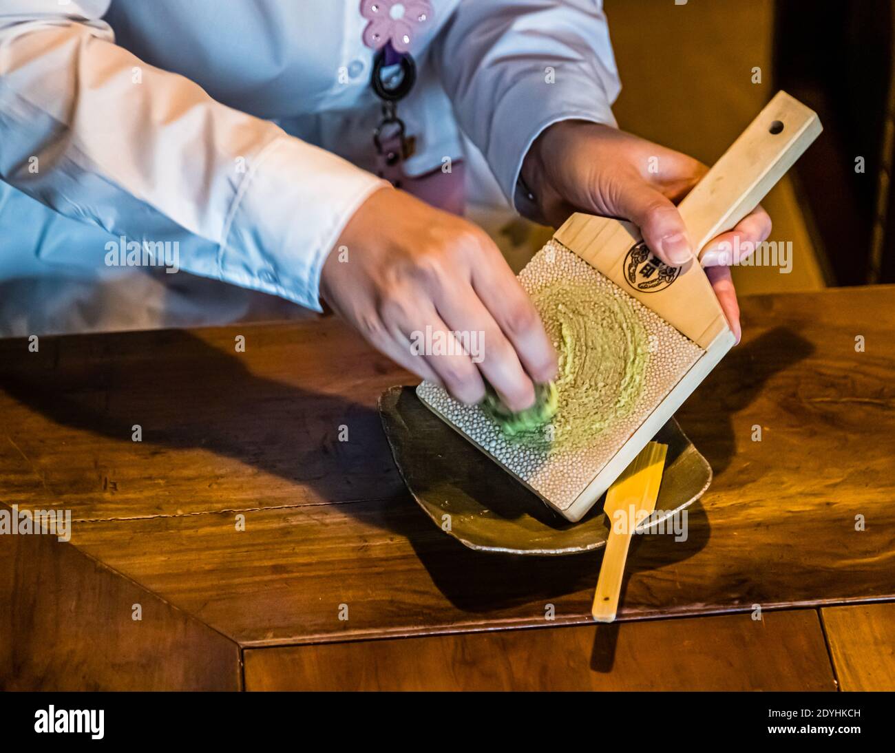 Echte Wasabi wird in Japan auf einer oroshiganen Reibe aus getrockneter  Haifischhaut geriebener. Wasabi Reibe aus Haifischhaut, die während des  typischen japanischen Abendessens verwendet wird Stockfotografie - Alamy