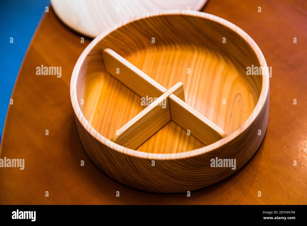 Eine leere runde Bento-Box mit drei Fächern aus hellem Holz steht bereit auf dem Tisch, um gefüllt zu werden – Kayoko Kawamuras Bento-Workshop, Izunokuni, Izu-Halbinsel, Japan. Stockfoto
