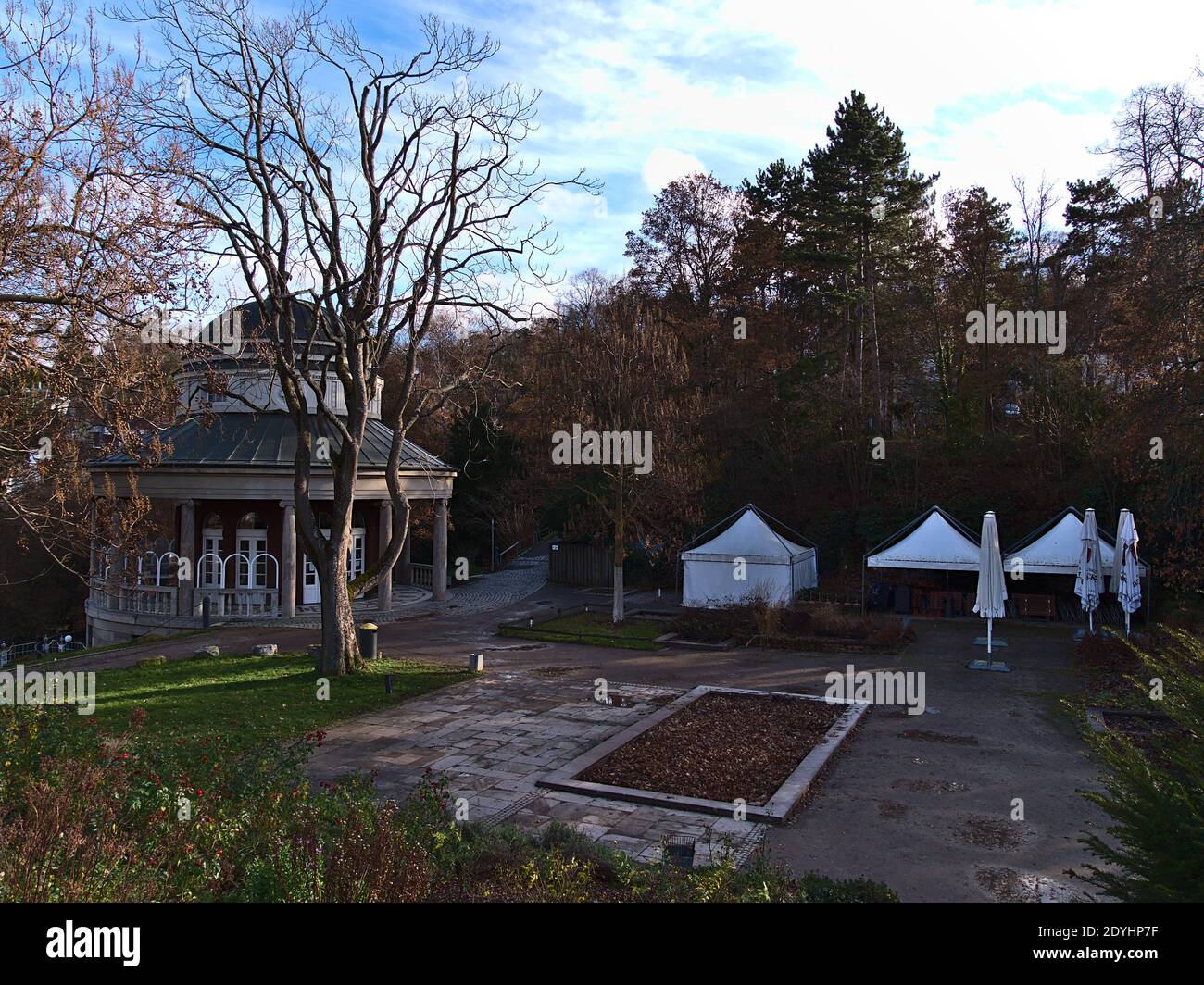 Berühmtes historisches Teehaus, 1913 im Stil eines griechischen Tempels erbaut und heute als Restaurant und Bar genutzt, im Parkgelände Weißenburgpark, Stuttgart. Stockfoto