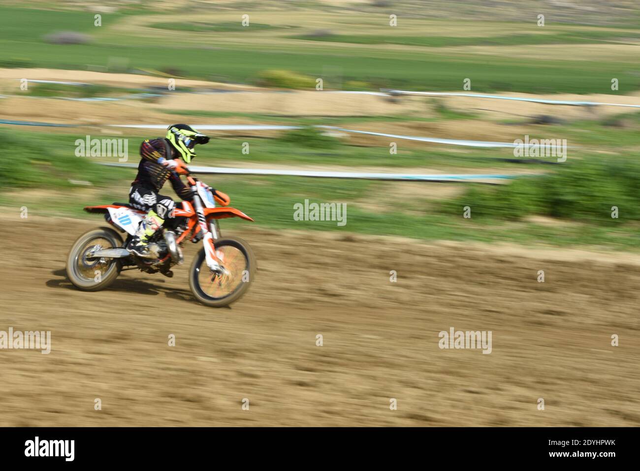 Nicht anerkannter Athlet, der ein Sportmotorrad auf einem Motocross-Rennen fährt Stockfoto