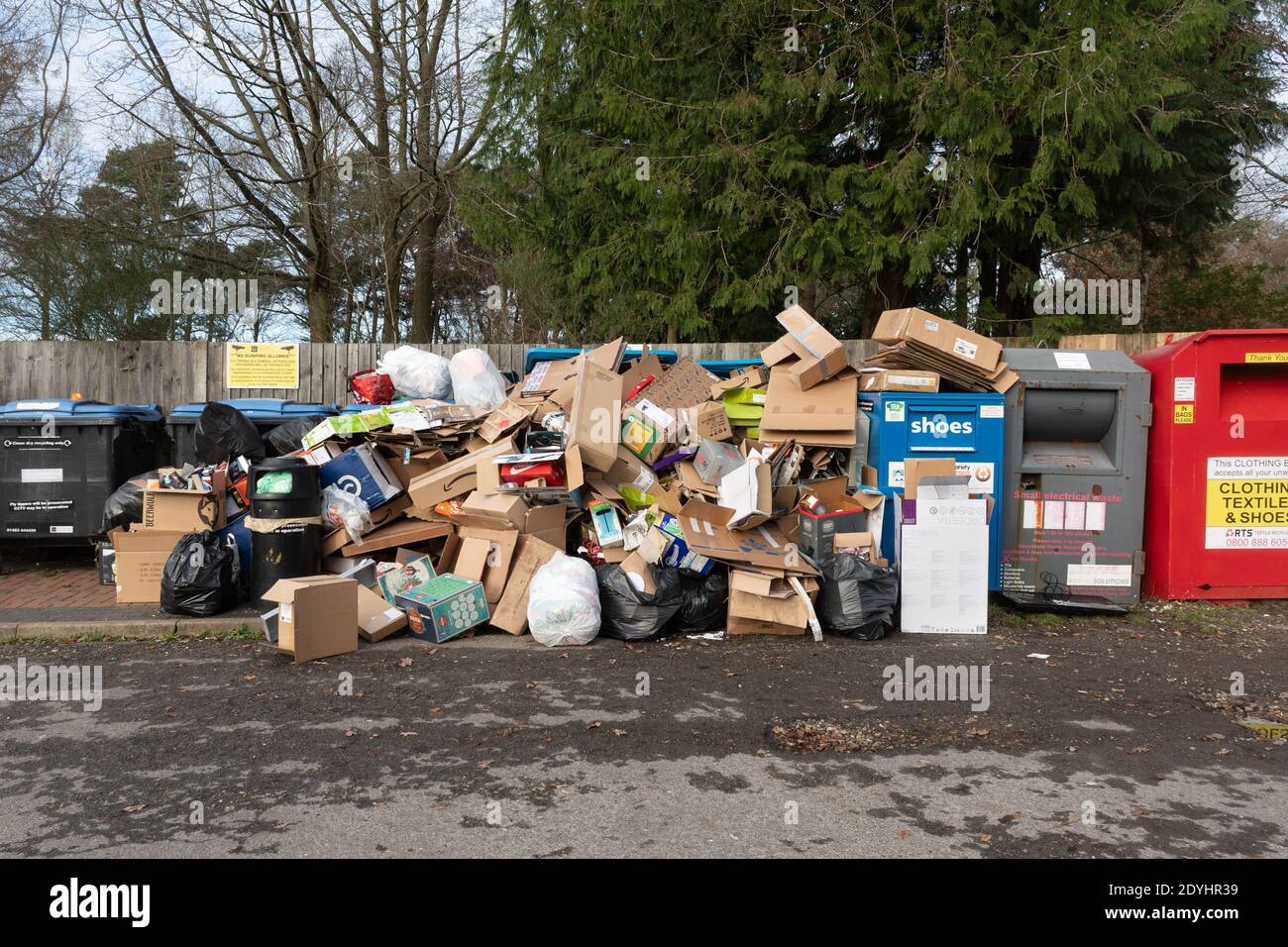 Viele Pappkartons, Abfallverpackungen, Weihnachtsmüll an einer Recycling-Stelle in Großbritannien am Weihnachtstag entsorgt Stockfoto