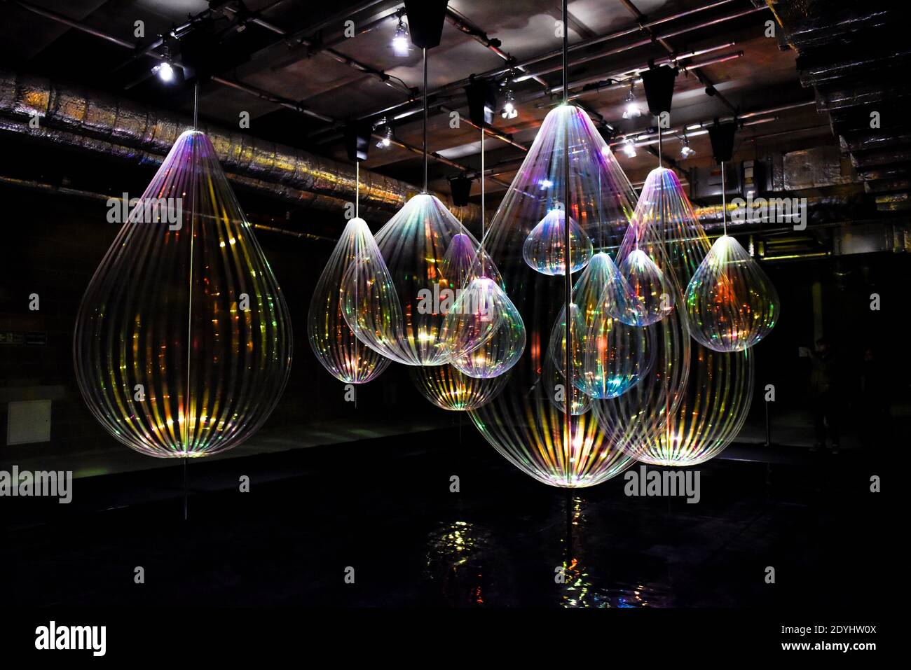 Reflecting Holons ist eine kinetische Installation von Michiel Martens & Jetske Visser in Canary Wharf, London, UK. Winter Lights Festival, 2018. Stockfoto