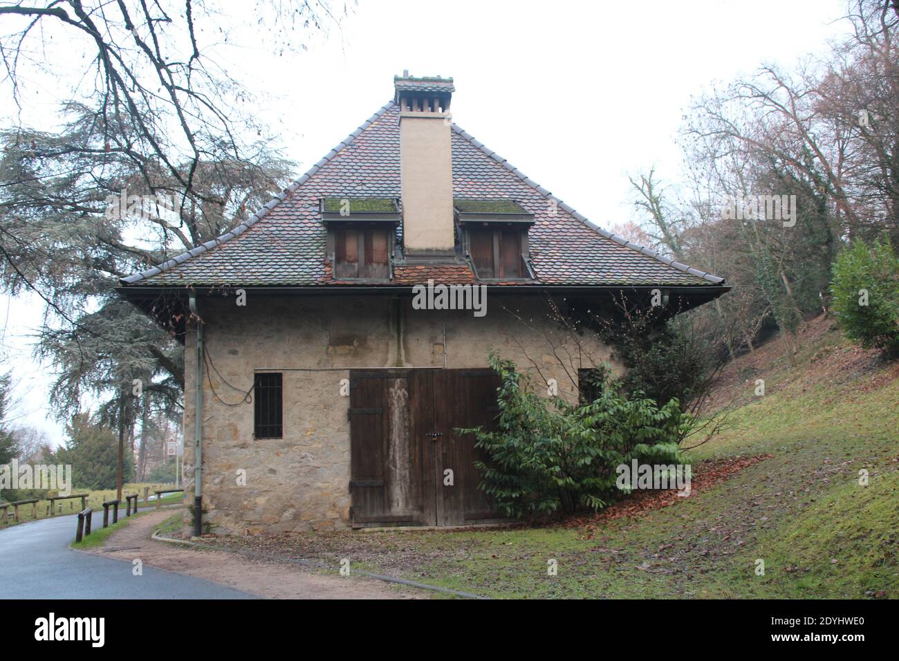 Kleine Hütte in der Nähe eines Gehwegs, Thonon-les-Bains, Frankreich Stockfoto