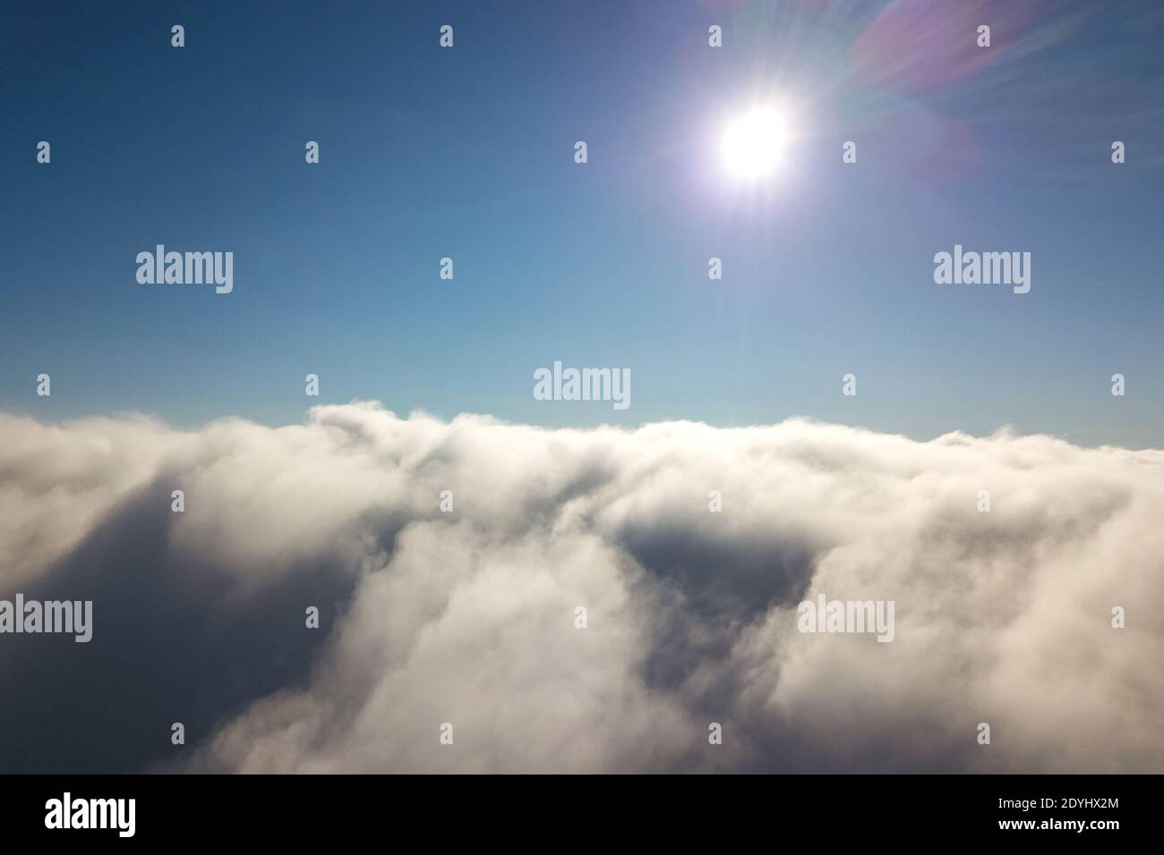 Luftaufnahme von oben von weißen geschwollenen Wolken in hellen sonnigen Tag. Stockfoto