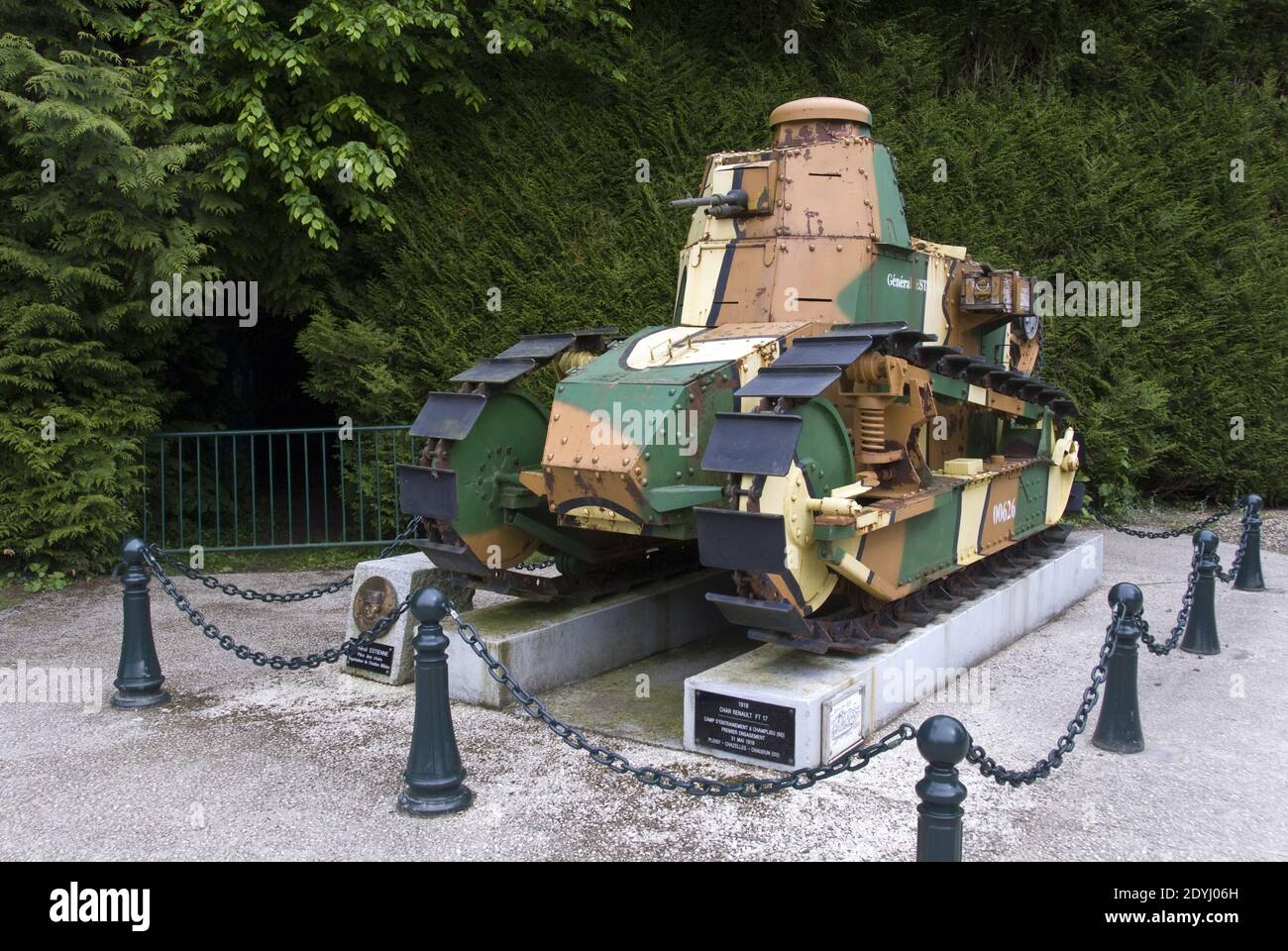 Ein französischer Panzer aus dem Ersten Weltkrieg im Museum, in dem sich der Eisenbahnwagen befand, in dem der Waffenstillstand unterzeichnet wurde, Compiegne, Frankreich. Stockfoto