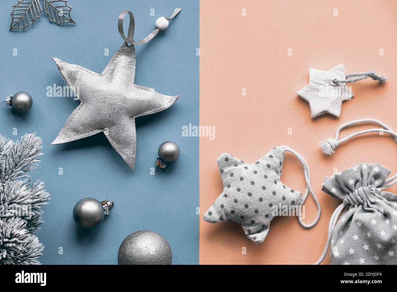 Kunststofffreies Weihnachtskonzept. Flach auf blau-beigefarbenem Schichtenpapier legen. Silbergrau und neutrale Farben. Wechsel von Plastikspielzeug zu nachhaltigem Weihnachten Stockfoto