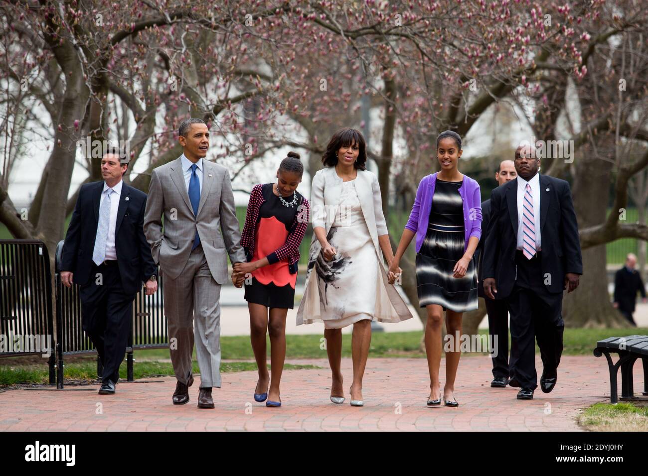 US-Präsident Barack Obama, Tochter Sasha, First Lady Michelle Obama und Tochter Malia gehen vom Weißen Haus über den Lafayette Park zum jährlichen Ostergottesdienst in der St. John's Episcopal Church in Washington, DC, USA am 31. März 2013. Foto von Drew Angerer/Pool/ABACAPRESS.COM Stockfoto