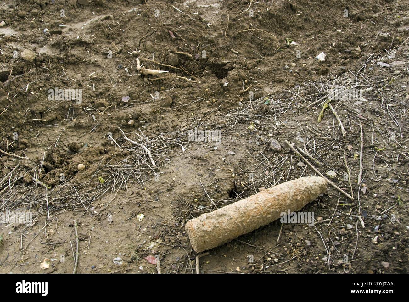 Ein Bauer pflügte während des Frühjahrs des Pflügens eine Artilleriegranate des 1. Weltkrieges und legte sie auf der Seite des Feldes zur Entsorgung, in der Nähe von Vaux-sur-Somme, Stockfoto