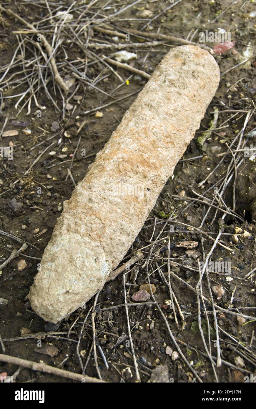 Ein Bauer pflügte während des Frühjahrs des Pflügens eine Artilleriegranate des 1. Weltkrieges und legte sie auf der Seite des Feldes zur Entsorgung, in der Nähe von Vaux-sur-Somme, Stockfoto