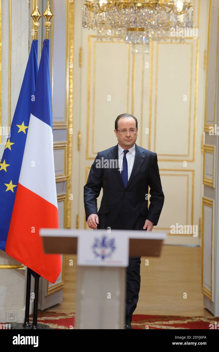 Frankreichs Präsident Francois Hollande spricht nach der wöchentlichen Kabinettssitzung am 10. April 2013 im Elysée-Palast in Paris vor den Medien. Foto von Jacques Witt/Pool/ABACAPRESS.COM Stockfoto