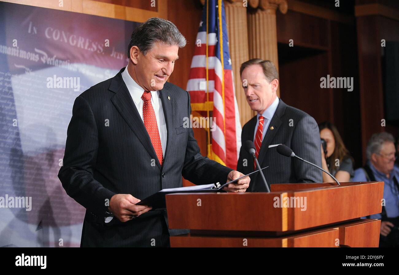 Senator Joe Manchin III (L), D-West Virginia, und Senator Patrick J. Toomey, R-Pennsylvania, kündigen während einer Pressekonferenz im Capitol in Washington, DC, USA am 10. April 2013 eine parteiübergreifende Vereinbarung über Hintergrundprüfungen für Waffenschauen und Internetverkäufe an. Foto von Olivier Douliery/ABACAPRESS.COM Stockfoto