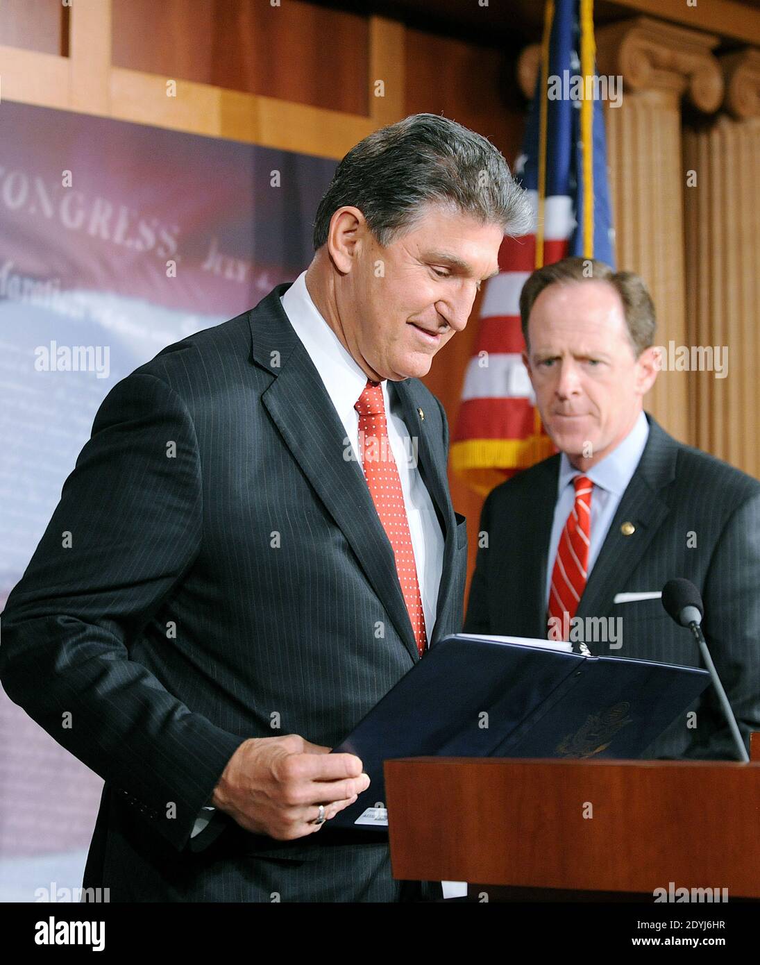 Senator Joe Manchin III (L), D-West Virginia, und Senator Patrick J. Toomey, R-Pennsylvania, kündigen während einer Pressekonferenz im Capitol in Washington, DC, USA am 10. April 2013 eine parteiübergreifende Vereinbarung über Hintergrundprüfungen für Waffenschauen und Internetverkäufe an. Foto von Olivier Douliery/ABACAPRESS.COM Stockfoto