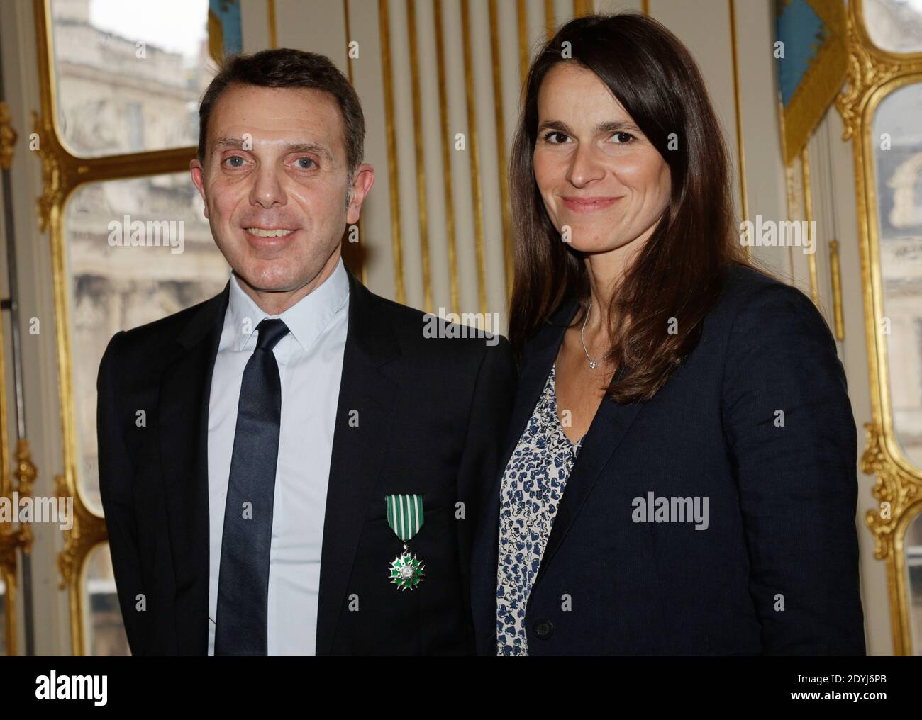 Giorgio Bianchi wird am 10. April 2013 in Paris, Frankreich, von Kulturminister Aurelie Filippetti im Ministerium für Kultur in Paris, Frankreich, mit dem "Chevalier De L'Ordre des Arts et des Lettres" überreicht. Foto von Jerome Domine/ABACAPRESS.COM Stockfoto