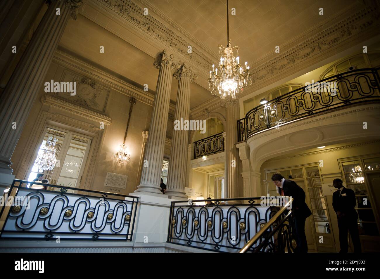 Foto vom 13. April 2013 des Hotel de Crillon, eines der ältesten Luxushotels in Paris, Frankreich wird am 22. April etwa ein Zehntel seines Kellers versteigern oder 2,000 Flaschen mit einem geschätzten Wert von 170,000 bis 190,000 Euro. Das Hotel ist wegen Renovierungsarbeiten in Kürze geschlossen. Foto von Nicolas Messyasz/ABACAPRESS.COM Stockfoto