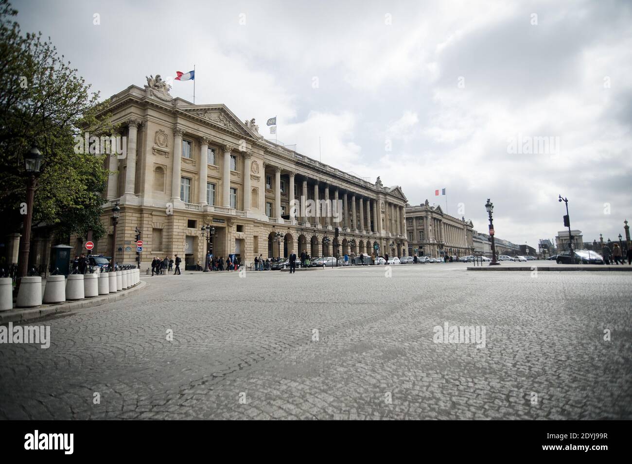 Foto vom 13. April 2013 des Hotel de Crillon, eines der ältesten Luxushotels in Paris, Frankreich wird am 22. April etwa ein Zehntel seines Kellers versteigern oder 2,000 Flaschen mit einem geschätzten Wert von 170,000 bis 190,000 Euro. Das Hotel ist wegen Renovierungsarbeiten in Kürze geschlossen. Foto von Nicolas Messyasz/ABACAPRESS.COM Stockfoto