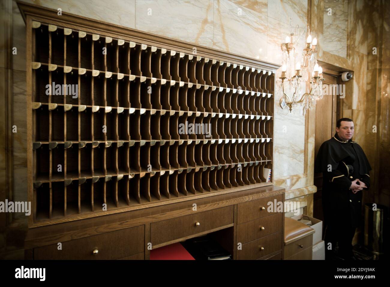 Foto vom 13. April 2013 des Hotel de Crillon, eines der ältesten Luxushotels in Paris, Frankreich wird am 22. April etwa ein Zehntel seines Kellers versteigern oder 2,000 Flaschen mit einem geschätzten Wert von 170,000 bis 190,000 Euro. Das Hotel ist wegen Renovierungsarbeiten in Kürze geschlossen. Foto von Nicolas Messyasz/ABACAPRESS.COM Stockfoto