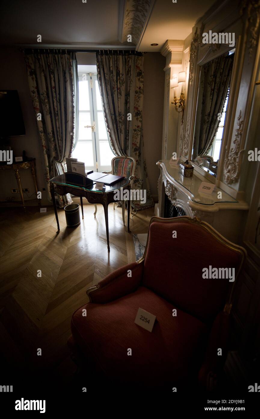 Foto vom 13. April 2013 des Hotel de Crillon, eines der ältesten Luxushotels in Paris, Frankreich wird am 22. April etwa ein Zehntel seines Kellers versteigern oder 2,000 Flaschen mit einem geschätzten Wert von 170,000 bis 190,000 Euro. Das Hotel ist wegen Renovierungsarbeiten in Kürze geschlossen. Foto von Nicolas Messyasz/ABACAPRESS.COM Stockfoto