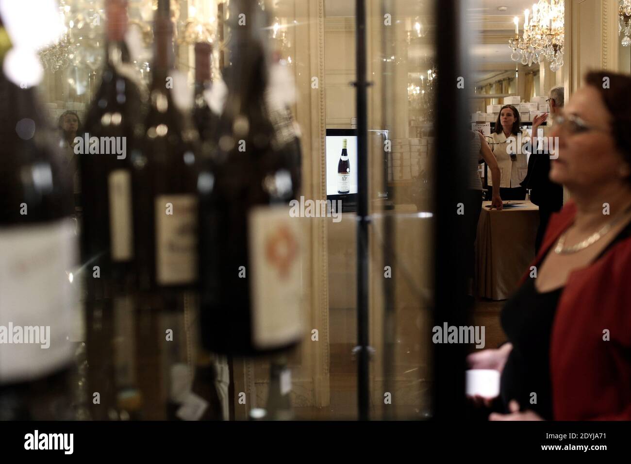 Foto vom 14. April 2013 des Hotel de Crillon, eines der ältesten Luxushotels in Paris, Frankreich wird am 22. April etwa ein Zehntel seines Kellers versteigern oder 2,000 Flaschen mit einem geschätzten Wert von 170,000 bis 190,000 Euro. Das Hotel ist wegen Renovierungsarbeiten in Kürze geschlossen. Foto von Stephane Lemouton/ABACAPRESS.COM Stockfoto