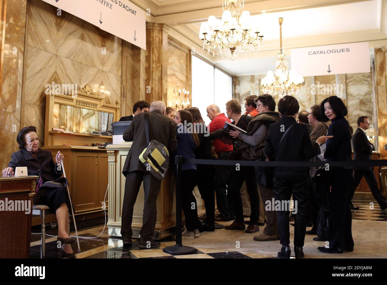 Foto vom 14. April 2013 des Hotel de Crillon, eines der ältesten Luxushotels in Paris, Frankreich wird am 22. April etwa ein Zehntel seines Kellers versteigern oder 2,000 Flaschen mit einem geschätzten Wert von 170,000 bis 190,000 Euro. Das Hotel ist wegen Renovierungsarbeiten in Kürze geschlossen. Foto von Stephane Lemouton/ABACAPRESS.COM Stockfoto