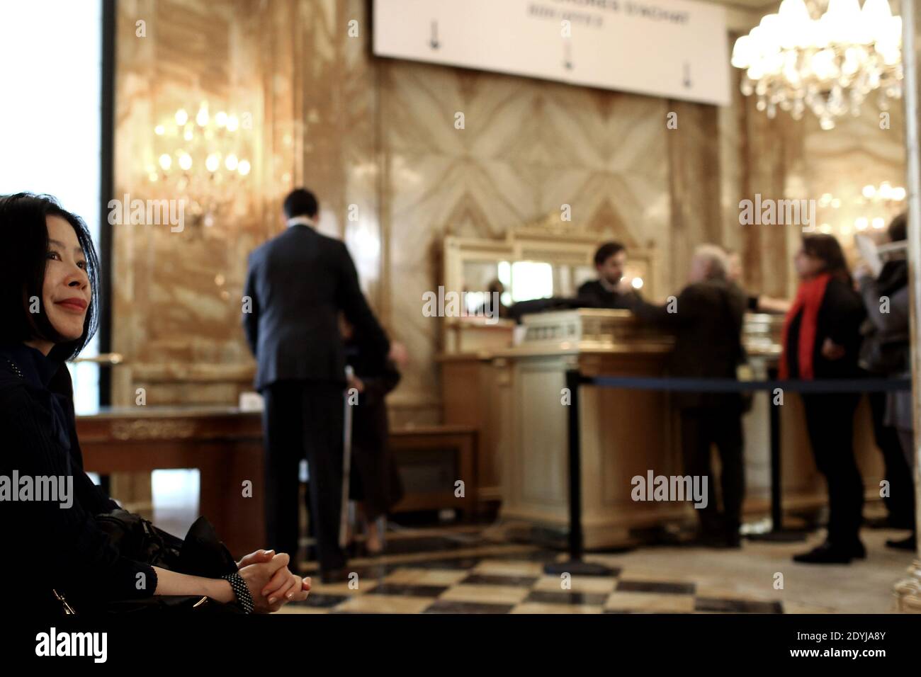 Foto vom 14. April 2013 des Hotel de Crillon, eines der ältesten Luxushotels in Paris, Frankreich wird am 22. April etwa ein Zehntel seines Kellers versteigern oder 2,000 Flaschen mit einem geschätzten Wert von 170,000 bis 190,000 Euro. Das Hotel ist wegen Renovierungsarbeiten in Kürze geschlossen. Foto von Stephane Lemouton/ABACAPRESS.COM Stockfoto