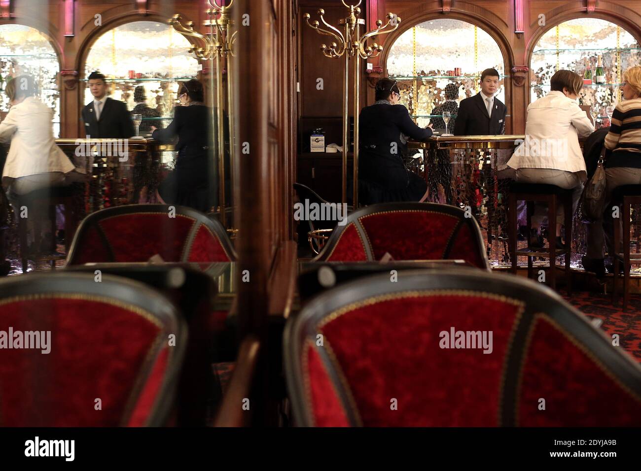 Das Foto vom 14. April 2013 zeigt die Bar des Hotels de Crillon, eines der ältesten Luxushotels in Paris, die vom Künstler Cesar geschaffen wurde. Frankreich versteigert am 22. April etwa ein Zehntel seines Kellers oder 2,000 Flaschen mit einem geschätzten Wert von 170,000 bis 190,000 Euro. Das Hotel ist wegen Renovierungsarbeiten in Kürze geschlossen. Foto von Stephane Lemouton/ABACAPRESS.COM Stockfoto