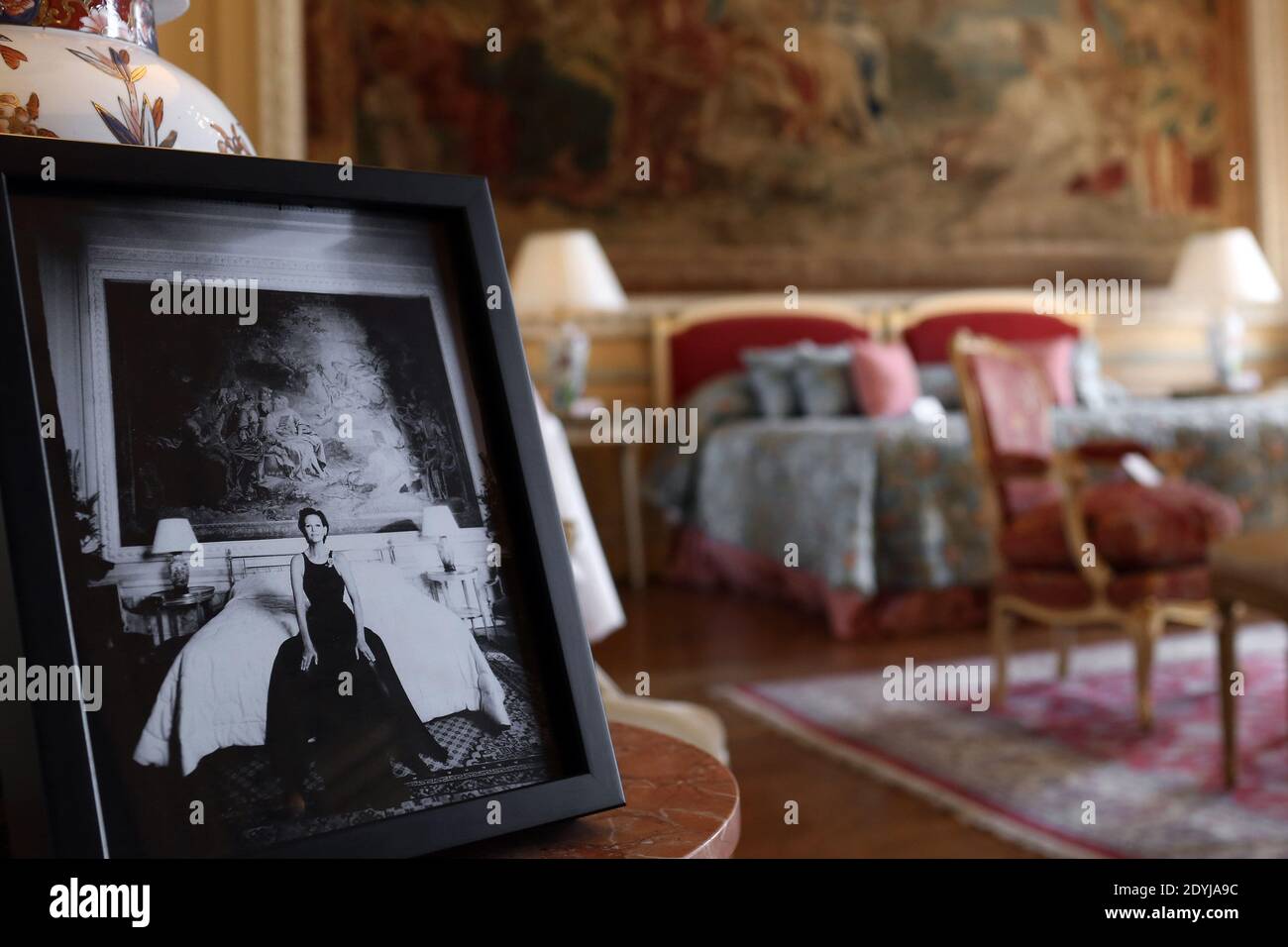 Foto vom 14. April 2013 des Hotel de Crillon, eines der ältesten Luxushotels in Paris, Frankreich wird am 22. April etwa ein Zehntel seines Kellers versteigern oder 2,000 Flaschen mit einem geschätzten Wert von 170,000 bis 190,000 Euro. Das Hotel ist wegen Renovierungsarbeiten in Kürze geschlossen. Foto von Stephane Lemouton/ABACAPRESS.COM Stockfoto