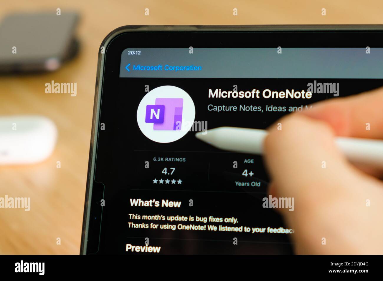 Microsoft OneNote-Logo mit Apple Pencil auf dem Tablet-Bildschirm des iPad Pro. Mann mit Anwendung auf dem Tablet. Dezember 2020, San Francisco, USA. Stockfoto