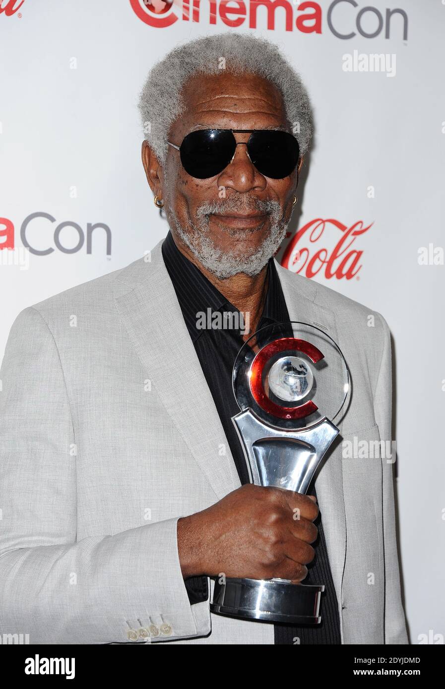 Morgan Freeman kommt bei der CinemaCon Preisverleihung im Pure Nightclub im Caesars Palace während der CinemaCon, der offiziellen Versammlung der National Association of Theatre Owners, am 18. April 2013 in Las Vegas, NV, USA, an. Foto von Lionel Hahn/ABACAPRESS.COM Stockfoto