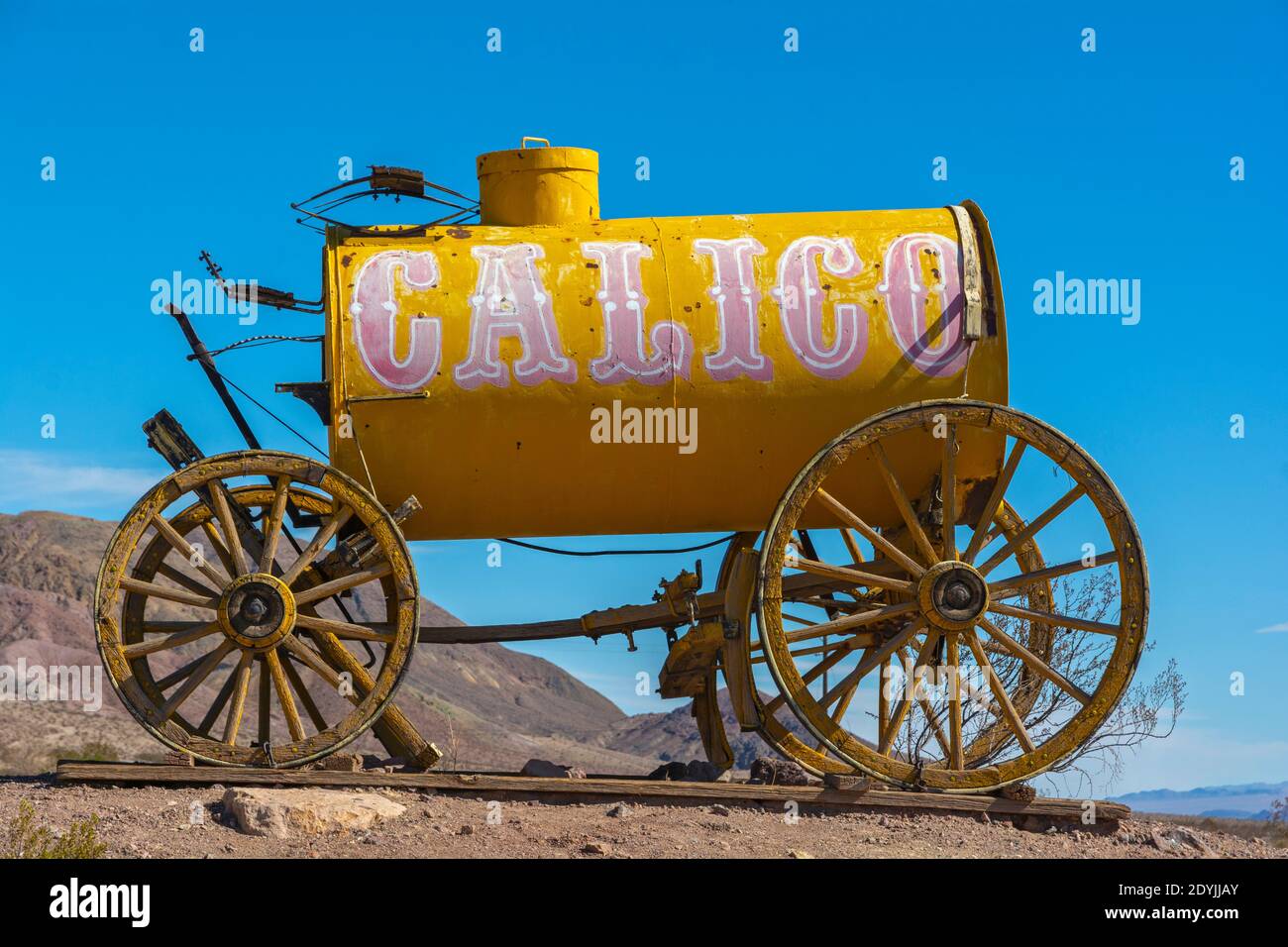 California, San Bernardino County, Calico Ghost Town, gegründet 1881 als Silberbergbaustadt, Wasserwagen am Eingang zu sehen Stockfoto