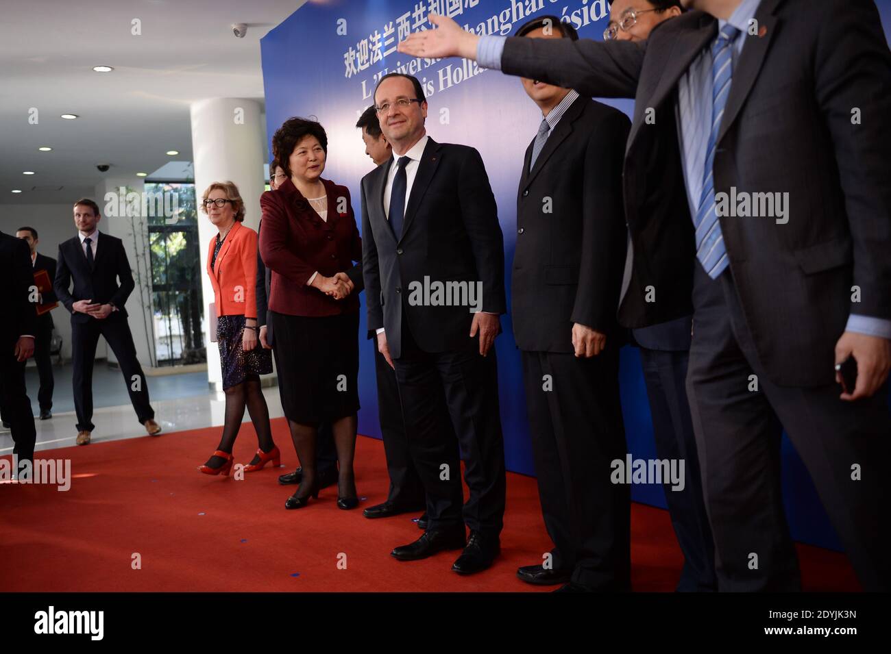 Der französische Präsident Francois Hollande kommt am 26. April 2013 an der Shanghai Jiao Tong Universität in Shanghai, China, an. Hollande ist auf einer zweitägigen China-Reise, die darauf abzielt, die Exporte nach China zu steigern, mit der Hoffnung, dass Abkommen über den Verkauf von Flugzeugen und Atomkraft erreicht werden können. Foto von Nicolas Gouhier/ABACAPRESS.COM Stockfoto