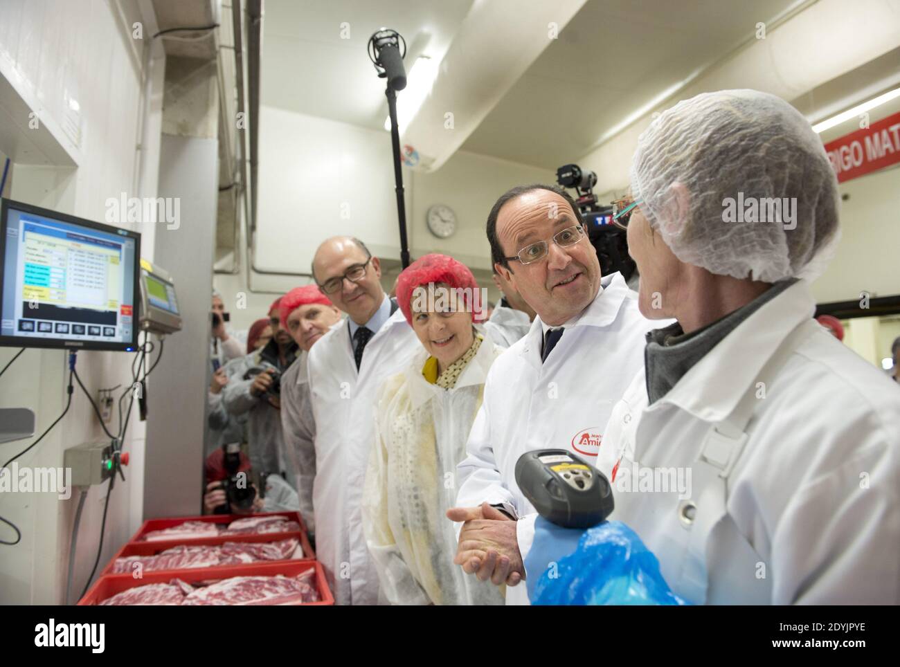 Frankreichs Präsident Francois Hollande führt am 3. Mai 2013 durch die Fleisch- und Wurstfabrik von Jean-Louis Amiotte, während einer Reise in das Département Doubs, das sich auf die Beschäftigung in ländlichen Gebieten in Avoudrey, Frankreich, konzentriert. Foto von Pool/ABACAPRESS.COM Stockfoto