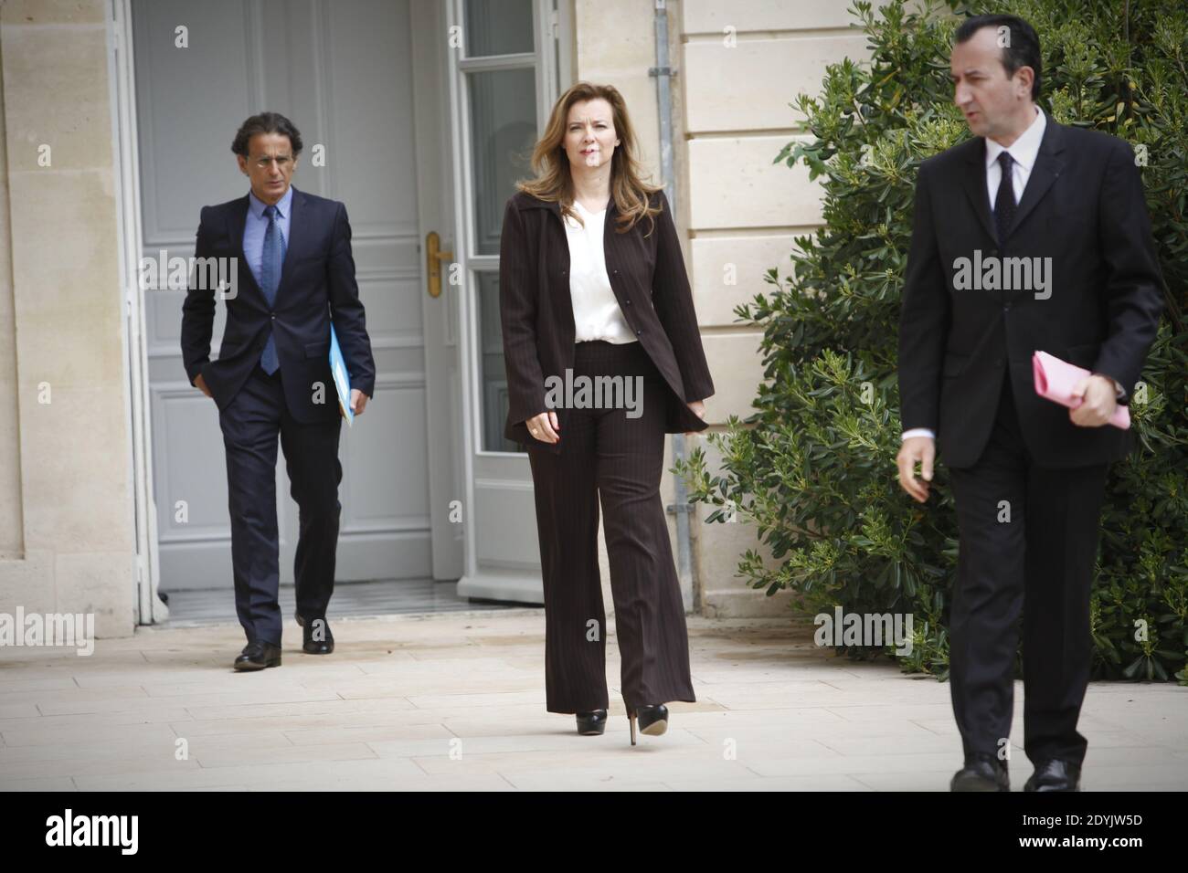 Die Partnerin des französischen Präsidenten Valerie Trierweiler begleitet von Patrick Biancone am 7. Mai 2013 in den Gärten des Präsidentenpalastes Elysee in Paris. Foto von Denis Allard/Pool/ABACAPRESS.COM Stockfoto