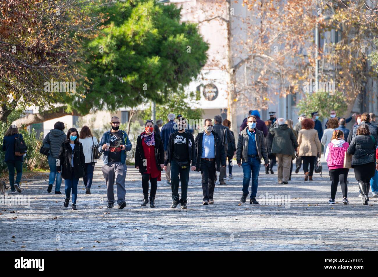 Leute mit Gesichtsmasken laufen in der Innenstadt von Athen, Griechenland Stockfoto